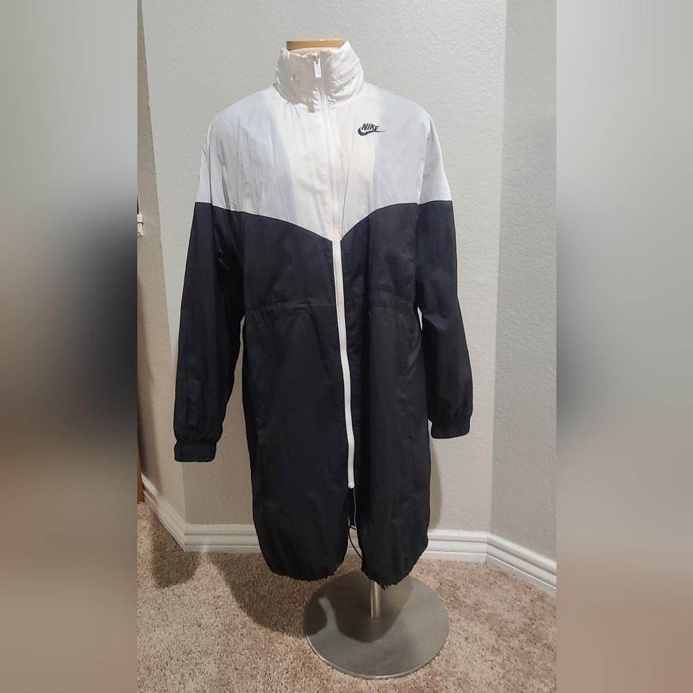 Nike lightweight womens jacket xs adjustable waist and hood